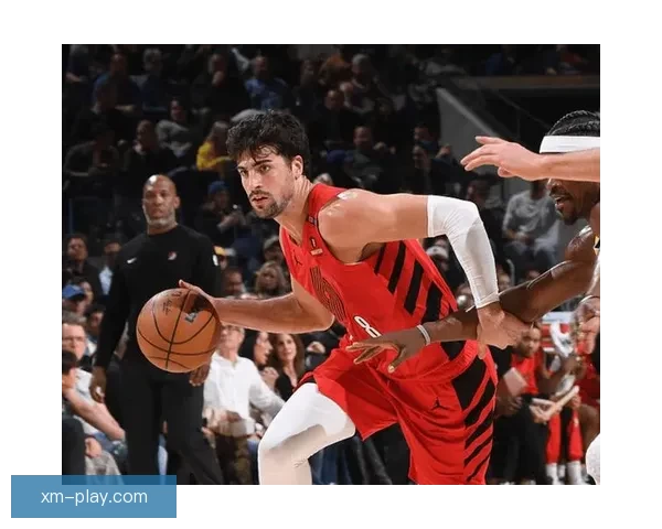 霍勒迪三分7记砍下30分开拓者力克快船 阿夫迪亚28分准三双小卡空砍28分